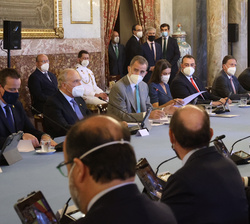 Don Felipe durante sus palabras de bienvenida al comienzo de la reunión