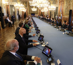 Vista general de la mesa de reunión en el Comedor de Gala del Palacio Real de Madrid