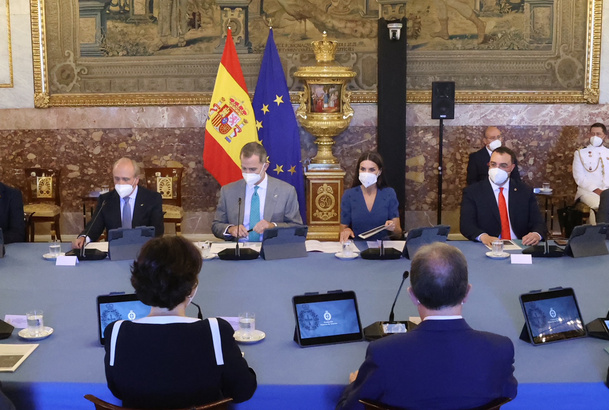 Sus Majestades los Reyes al comienzo de la reunión con los miembros de los Patronatos de la Fundación Princesa de Asturias