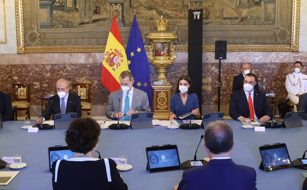 Sus Majestades los Reyes al comienzo de la reunión con los miembros de los Patronatos de la Fundación Princesa de Asturias