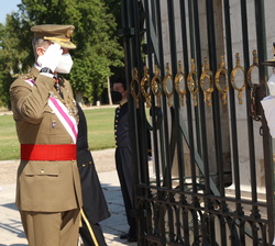 Su Majestad el Rey es recibido por el jefe de Estado Mayor de la Defensa, almirante general Teodoro Esteban López Calderón