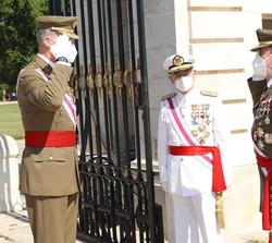 Su Majestad el Rey es recibido por el gran canciller de la Real y Militar Orden de San Hermenegildo y presidente de la Asamblea de la Real y Militar O