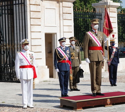 Su Majestad el Rey recibe Honores a su llegada al acto