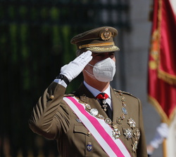 Su Majestad el Rey recibe Honores a su llegada al acto