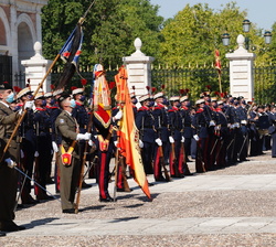 Su Majestad el Rey saluda a la Enseña Nacional