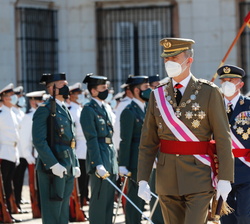Su Majestad el Rey pasa revista a las tropas que rendian honores
