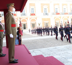 Su Majestad el Rey al paso de una compañia de la Guardia Real