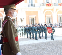Su Majestad el Rey al paso de una compañia de la Guardia Civil
