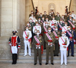 Fotografía de grupo de Su Majestad el Rey con los participantes en la reunión