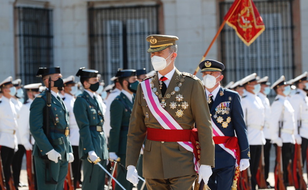Su Majestad el Rey pasa revista a las tropas que rendian honores