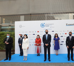 Fotografía de grupo de Su Majestad el Rey con las autoridades y directivos de EXPANSIÓN