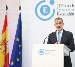 Su Majestad el Rey durante su intervención en el II Foro Económico Internacional EXPANSIÓN