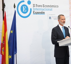 Su Majestad el Rey durante su intervención en el II Foro Económico Internacional EXPANSIÓN