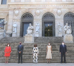 Fotografía de grupo de Su Majestad la Reina con las autoridades asistentes al acto