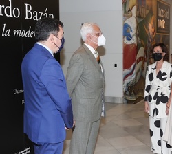 Doña Letizia conversa con el presidente de la Real Academia Galega, Víctor Fernández Freixanes, y con el consejero de Cultura, Educación y Ordenación 