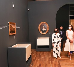 Doña Letizia durante su recorrido por la exposición