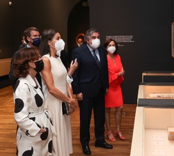 Su Majestad la Reina acompañada de las autoridades asistentes al acto recorre la exposición "Emilia Pardo Bazán. El reto de la modernidad"