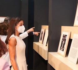 Doña Letizia observa algunas obras expuestas de Emilia Pardo Bazán