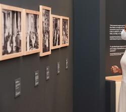 Su Majestad la Reina observa algunas obras durante su recorrido por la exposición