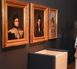 Su Majestad la Reina alguna de las obras expuestas durante su recorrido por la exposición "Emilia Pardo Bazán. El reto de la modernidad"