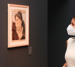 Doña Letizia recorre la exposición "Emilia Pardo Bazán. El reto de la modernidad"