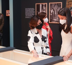 Su Majestad la Reina observa junto a la vicepresidenta primera del Gobierno y ministra de la Presidencia, Relaciones con las Cortes y Memoria Democrát