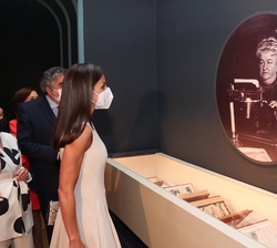 Doña Letizia observa una imagen de Emilia Pardo Bazán