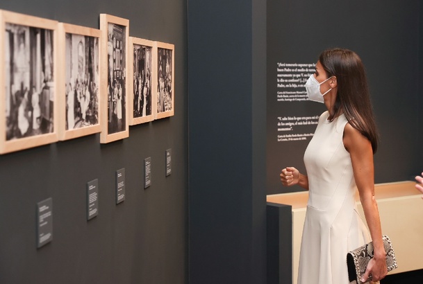 Su Majestad la Reina observa algunas obras durante su recorrido por la exposición