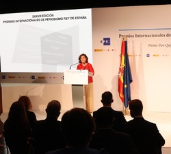 Su Majestad el Rey durante la intervención de la vicepresidenta primera del Gobierno y ministra de la Presidencia, Relaciones con las Cortes y Memoria