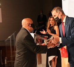 Su Majestad el Rey hace entrega del Premio Iberoamericano de Periodismo a Jhon Torres Martínez