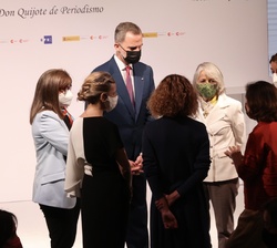 Su Majestad el Rey conversa con las autoridades asistentes