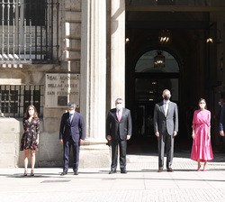 Sus Majestades los Reyes junto a las autoridades y personalidades que les recibieron a su llegada
