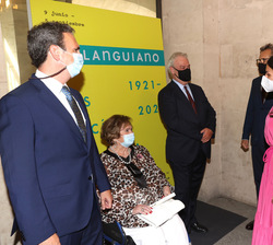 Sus Majestades los Reyes reciben el saludo de la viuda e hijos de Luis García Berlanga