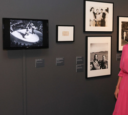 Su Majestad la Reina durante la visita a la exposición