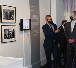 Sus Majestades los Reyes durante el recorrido por la exposición