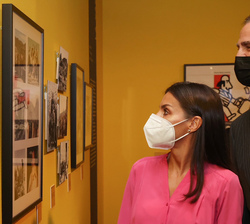 Sus Majestades los Reyes contemplan las fotografías de la exposición