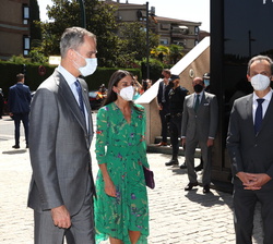 Sus Majestades los Reyes son recibidos por el ministro de Ciencia e Innovación, Pedro Duque y el delegado del Gobierno en Andalucía, Pedro Fernández