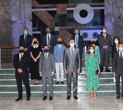 Fotografías de grupo de Sus Majestades los Reyes con las autoridades y los miembros del jurado