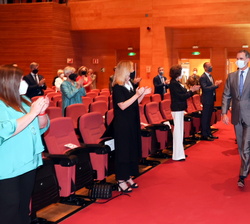 Sus Majestades los Reyes reciben un caluroso aplauso a su llegada al auditorio