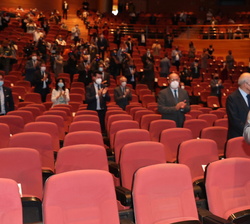 Sus Majestades los Reyes reciben un caluroso aplauso a su llegada al auditorio