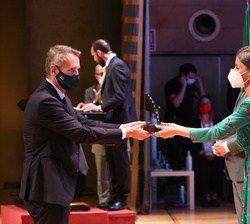 Su Majestad la Reina entrega el Premio Nacional de Innovación 2020 en la modalidad "Gran Empresa" al presidente de Indra Sistemas, Marc Murt