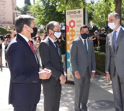 Sus Majestades los Reyes son recibidos a su llegada al Palacio de Carlos V por el presidente de la Junta de Andalucía, Juan Manuel Moreno; el ministro