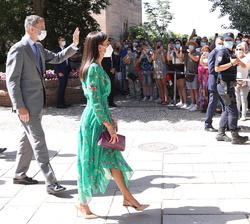 Sus Majestades los Reyes a su llegada al Palacio de Carlos V reciben una calurosa bienvenida de los vecinos de Granada