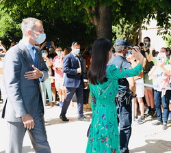Sus Majestades los Reyes a su llegada al Palacio de Carlos V reciben una calurosa bienvenida de los vecinos de Granada