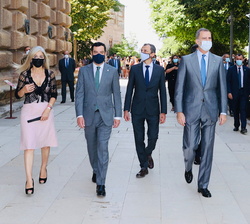 Los Reyes a su llegada al Palacio de Carlos V junto al presidente de la Junta de Andalucía, el ministro de Ciencia e Innovación y la consejera de Cult