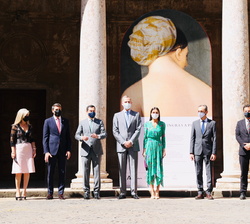 Fotografía de grupo de Sus Majestades los Reyes con las autoridades y personalidades asistentes al acto