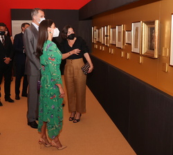 Sus Majestades los Reyes durante su recorrido por la exposición