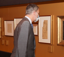 Don Felipe observa uno de los cuadros de la muestra