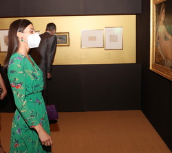 Doña Letizia observa uno de los cuadros de la exposición