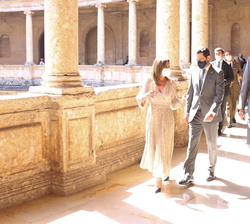 Sus Majestades los Reyes se dirigen a los Palacios Nazaríes